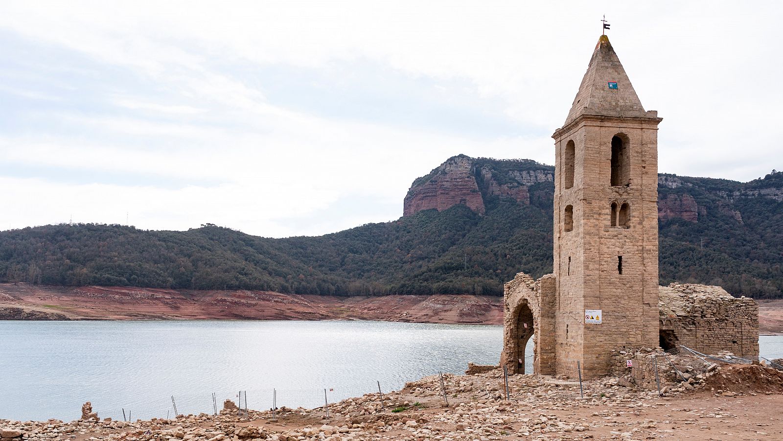 Vista del pantà de Sau en situació de plena sequera