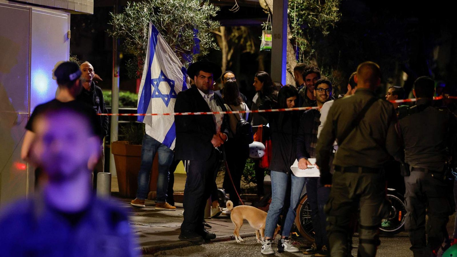 El personal de seguridad israelí trabaja en la zona de un ataque a tiros en el centro de Tel Aviv.