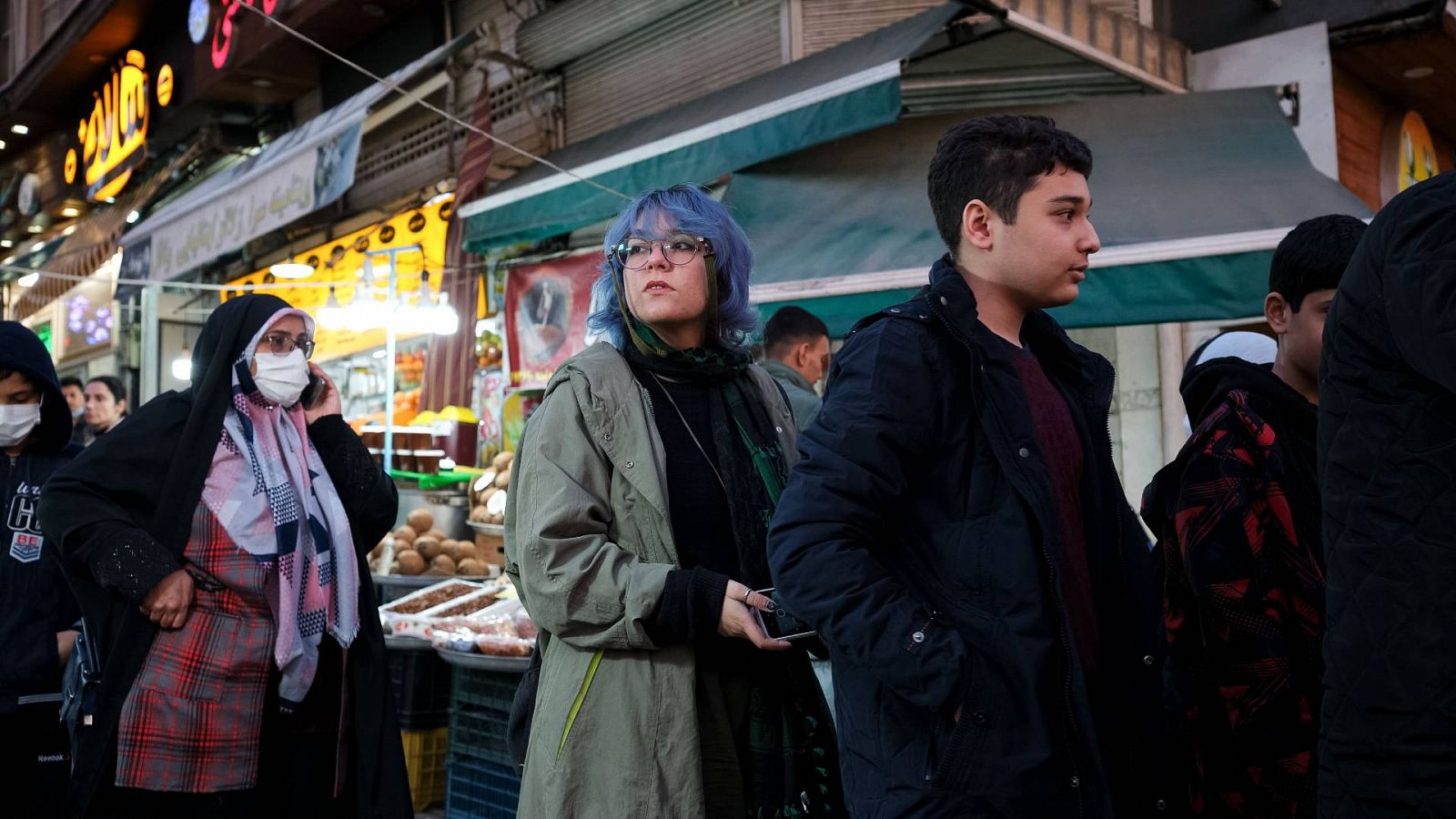 Una mujer pasea en el Bazar de Tajrish en Teherán, Irán, sin velo y con el pelo morado, en una foto fechada el 8 de marzo. EFE/Jaime León