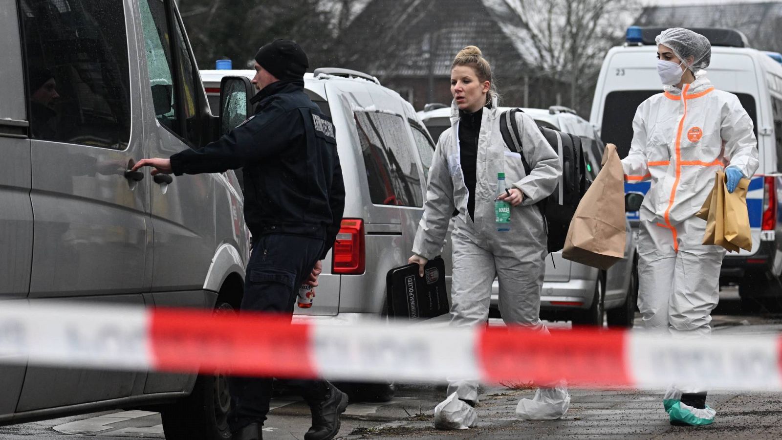 Agentes de la policía forense investigan en el lugar donde se ha producido un tiroteo en Hamburgo