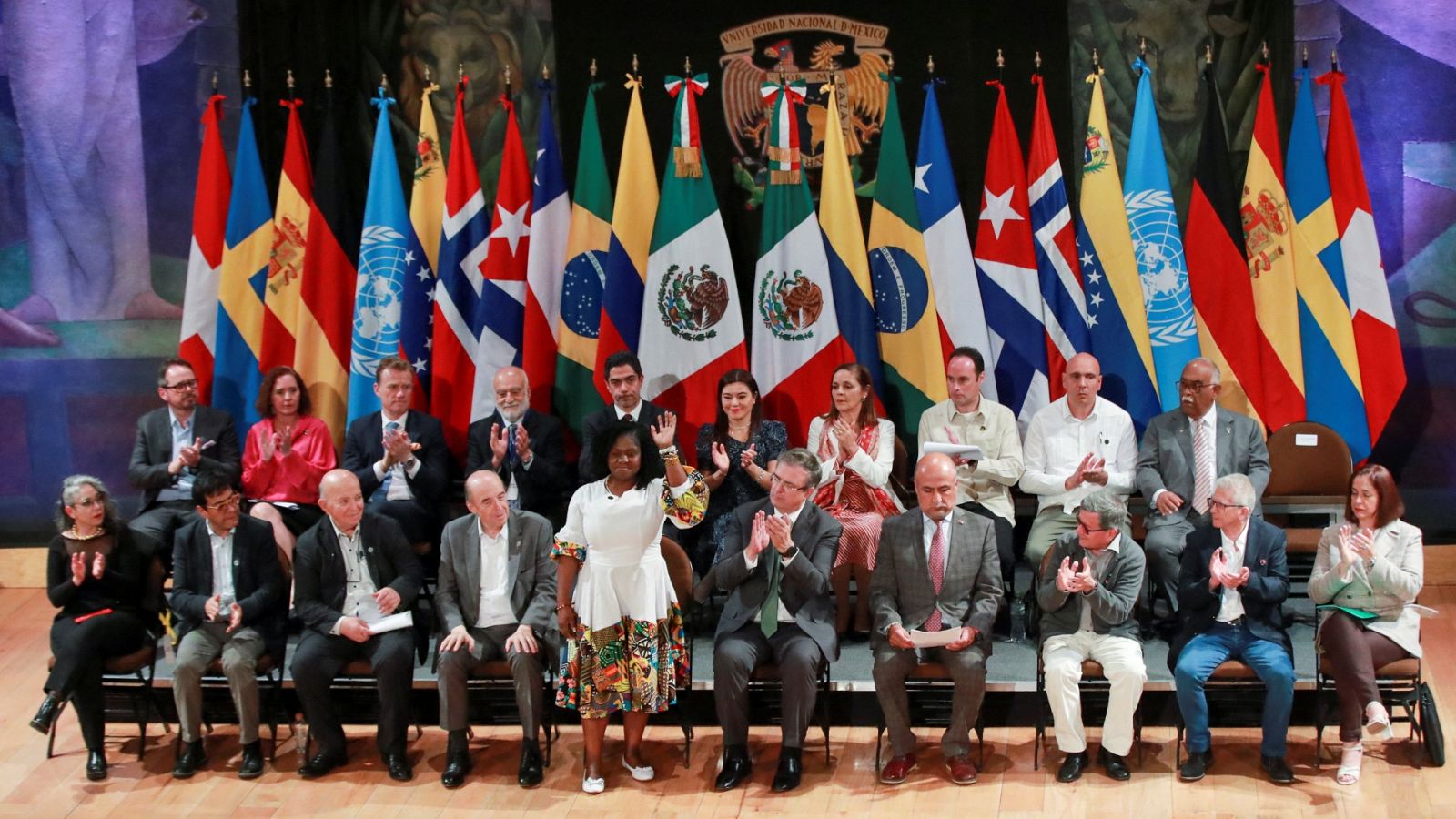 La vicepresidenta de Colombia, Francia Márquez, saluda tras concluir la tercera fase de la Mesa de Diálogos de Paz entre el Gobierno de Colombia y el ELN