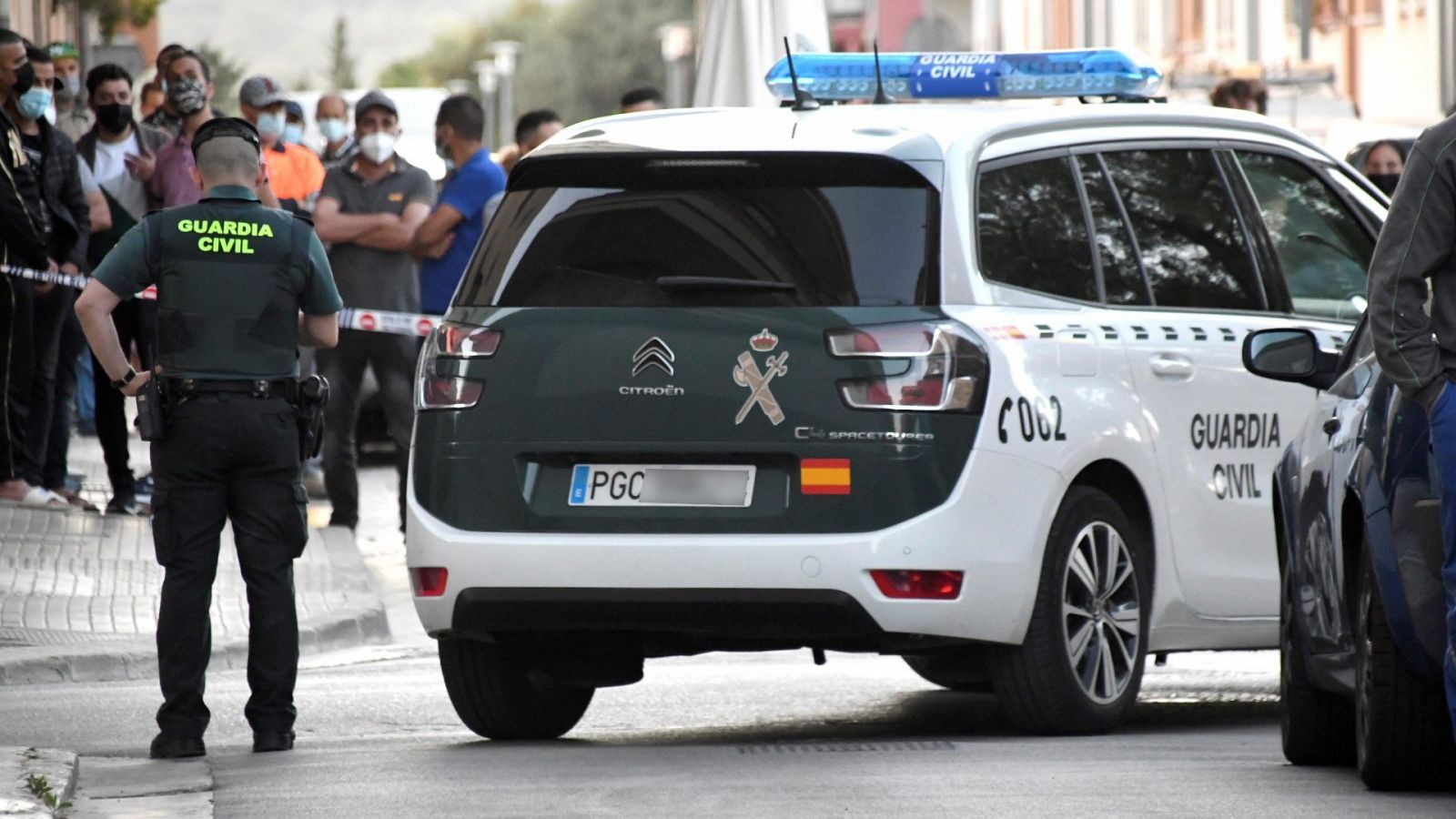 Imagen de archivo de un coche de la Guardia Civil. Un agente está de espaldas y junto al vehículo