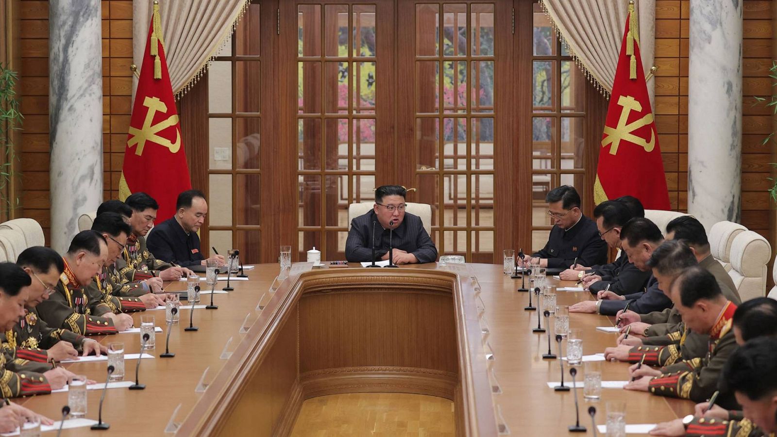 Una imagen del líder de Corea del Norte, Kim Jong-un (c), presidiendo una reunión de la Comisión Militar Central.