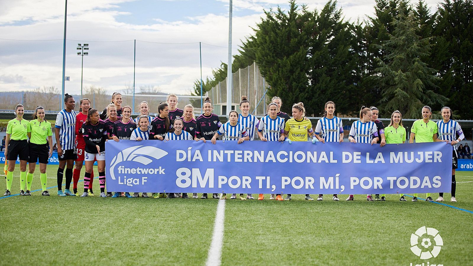 Les jugadores del Sporting de Huelva i el Deportivo Alavés, abans de la disputa de la jornada 21