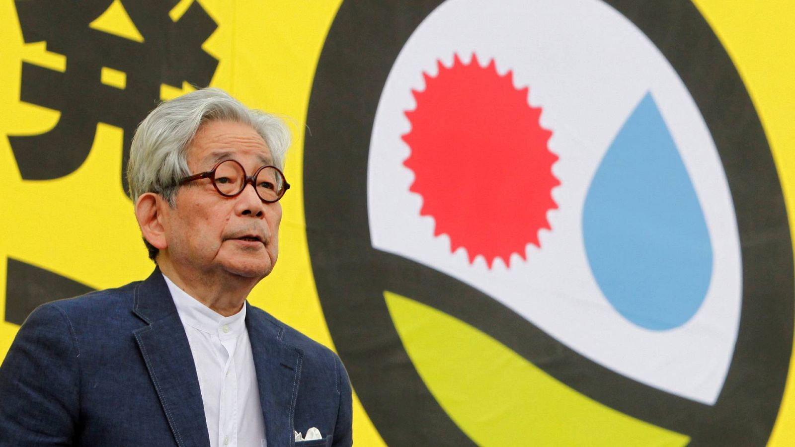 El escritor japonés Kenzaburo Oe en una imagen de archico durante una charla antinuclear en Tokio 2011