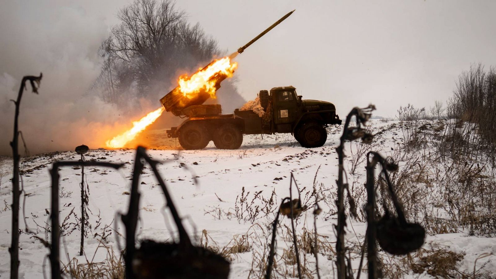 Una lanzadadera de misiles ucraniana dispara contra posiciones rusas en el área de Járkov, en Ucraia, el 25 de febrero pasado. Foto: AP Photo/Vadim Ghirda