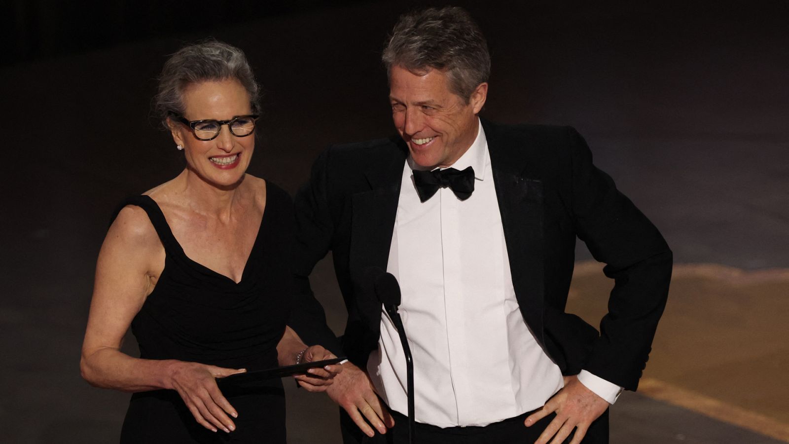 Andie Mac Dowell y Hugh Grant en la entrega de premios de los Oscar 2023