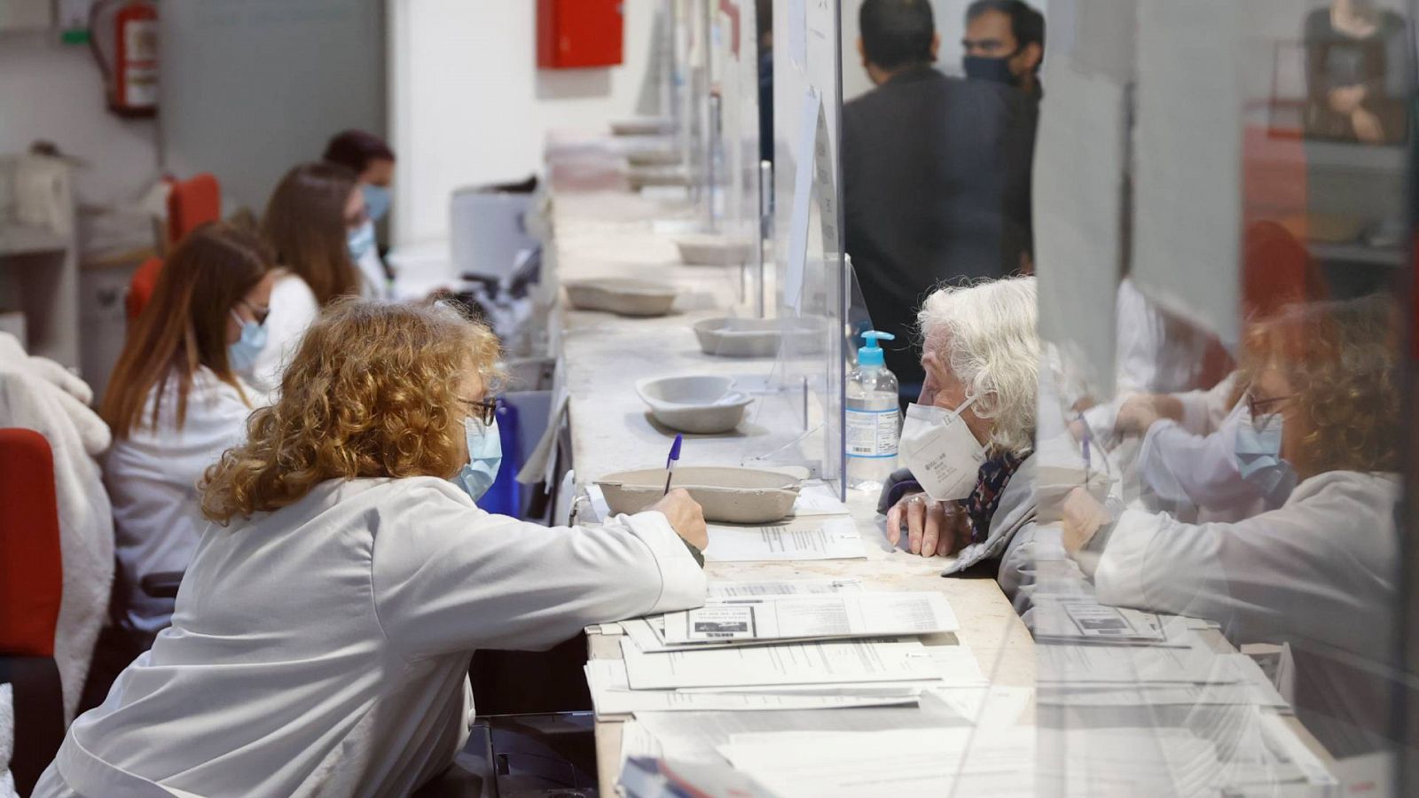 Una trabajadora atiende a una paciente en el centro de Salud de Paseo Imperial en Pirámides en Madrid