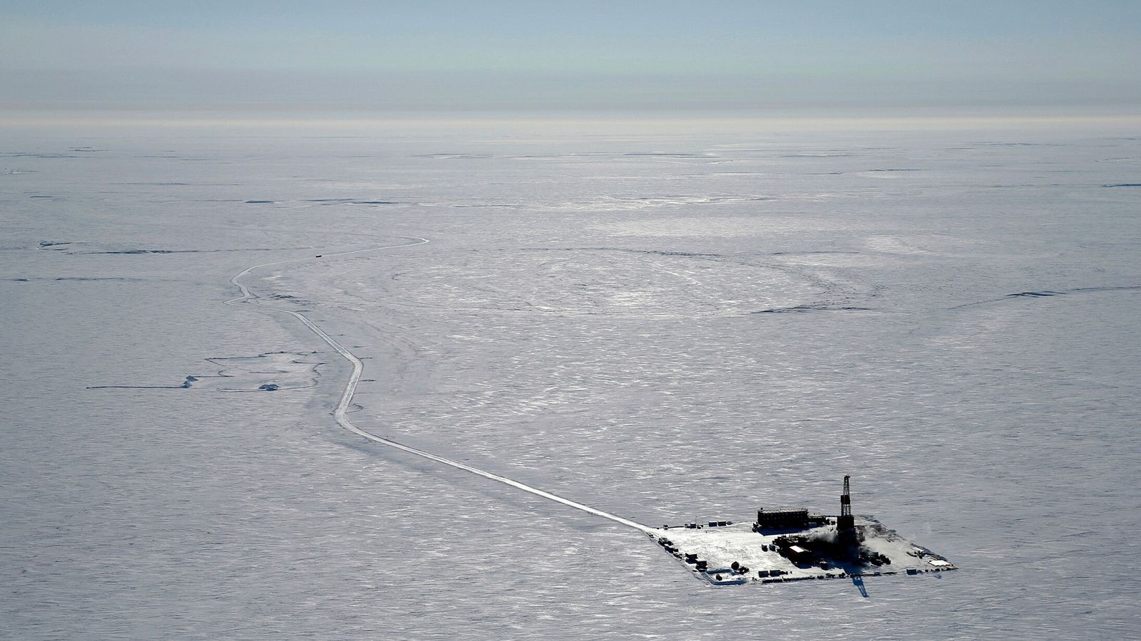 Imagen aérea tomada en 2019 muestra uno de los campamentos de perforación exploratoria en el sitio propuesto para el proyecto petrolero