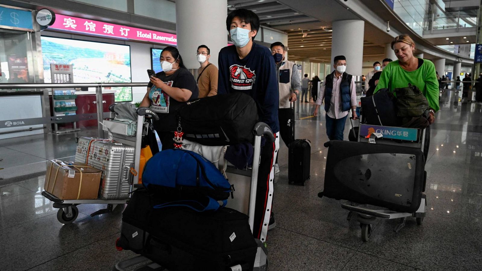 Pasajeros en la terminal de llegadas del Aeropuerto Internacional de la Capital, en Pekín, el 14 de marzo de 2023. Foto: Jade GAO / AFP