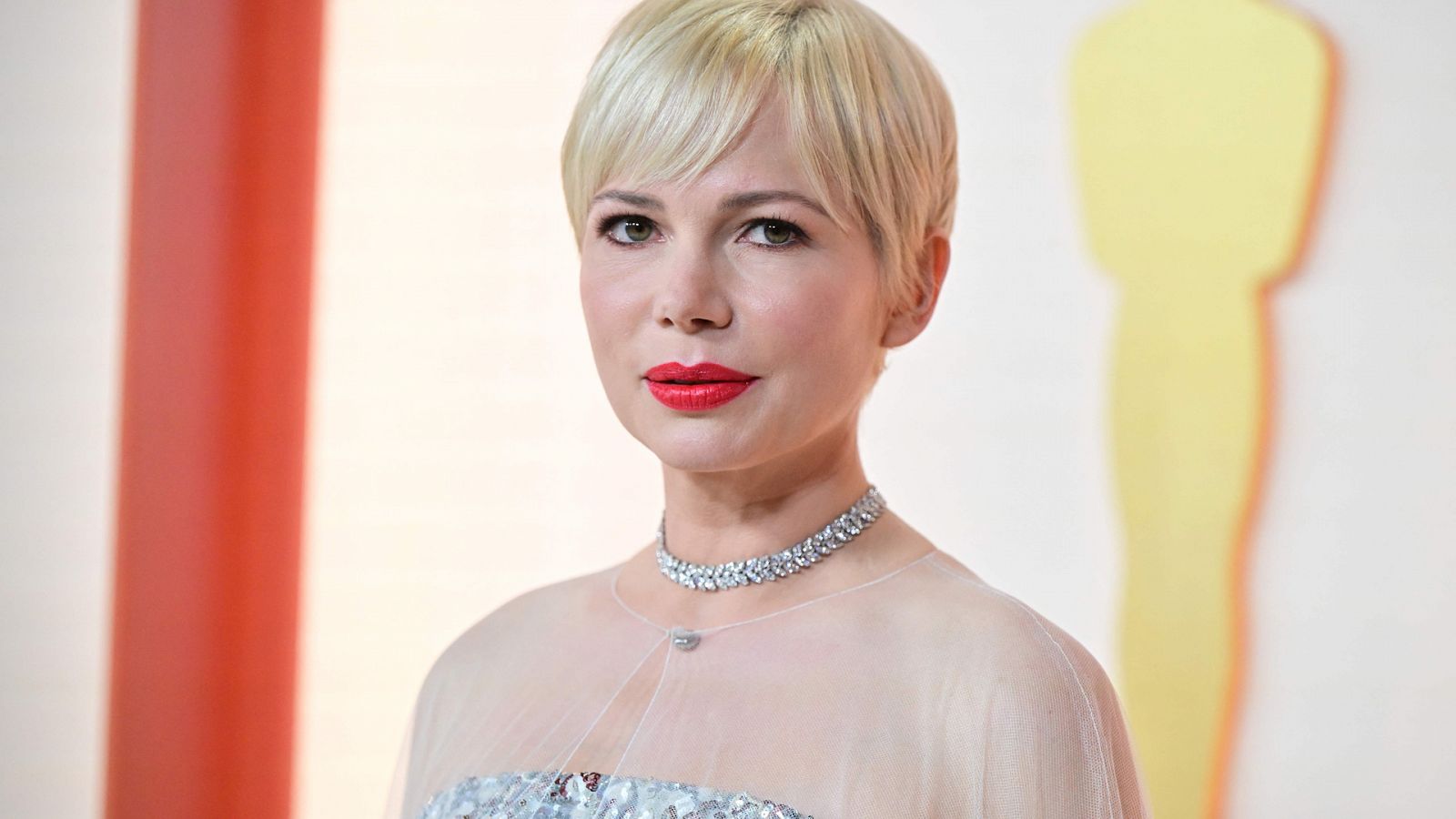 El vestido de Michelle Williams llevó 900 horas de trabajo