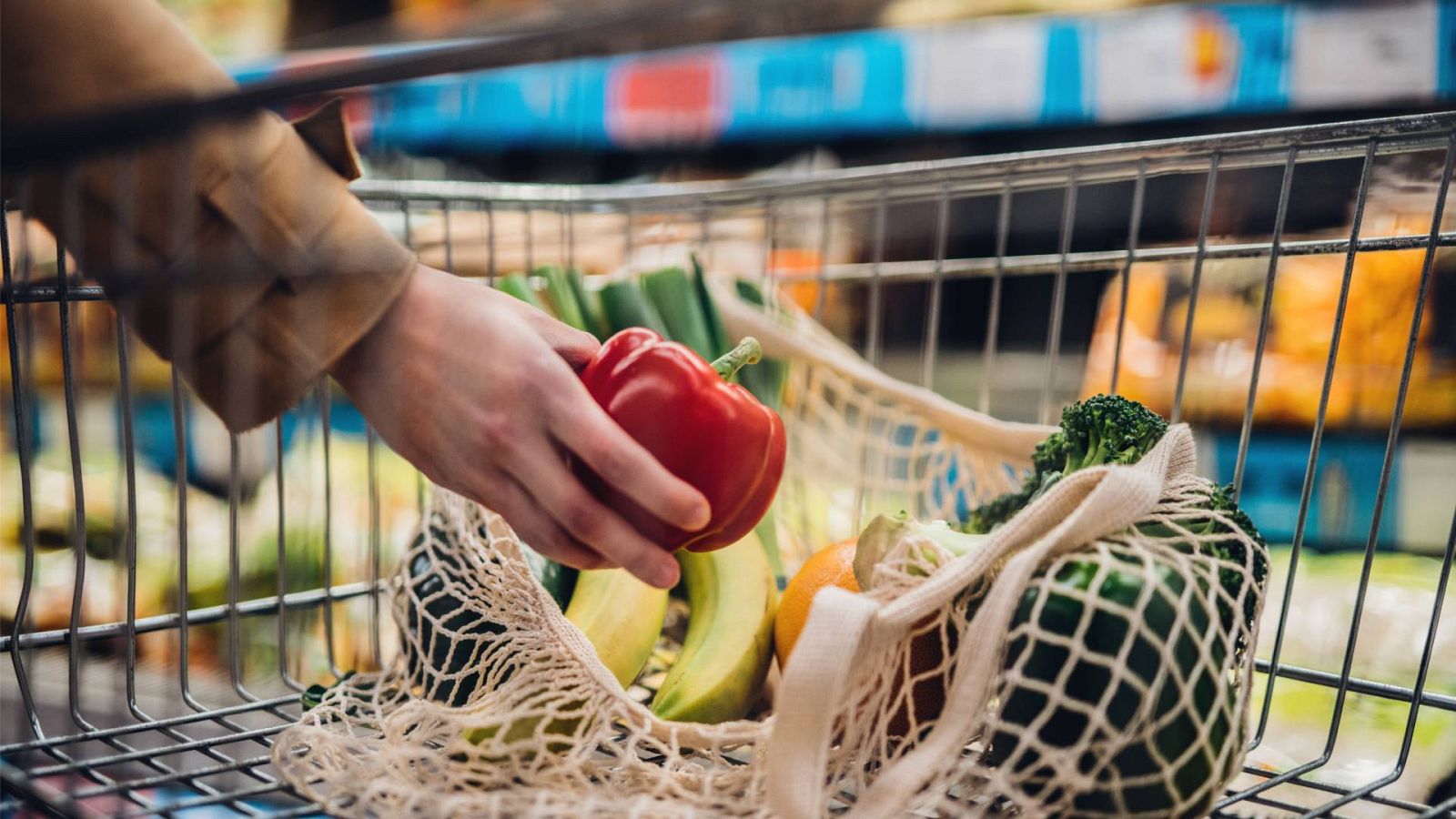 Imagen de archivo de una mujer haciendo la compra en el supermercado