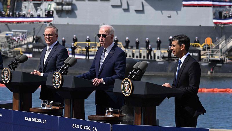Joe Biden, Rishi Sunak, y Anthony Albanese durante la cumbre AUKUS