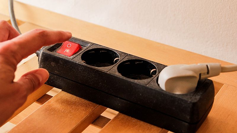 Una persona enciende una regleta eléctrica