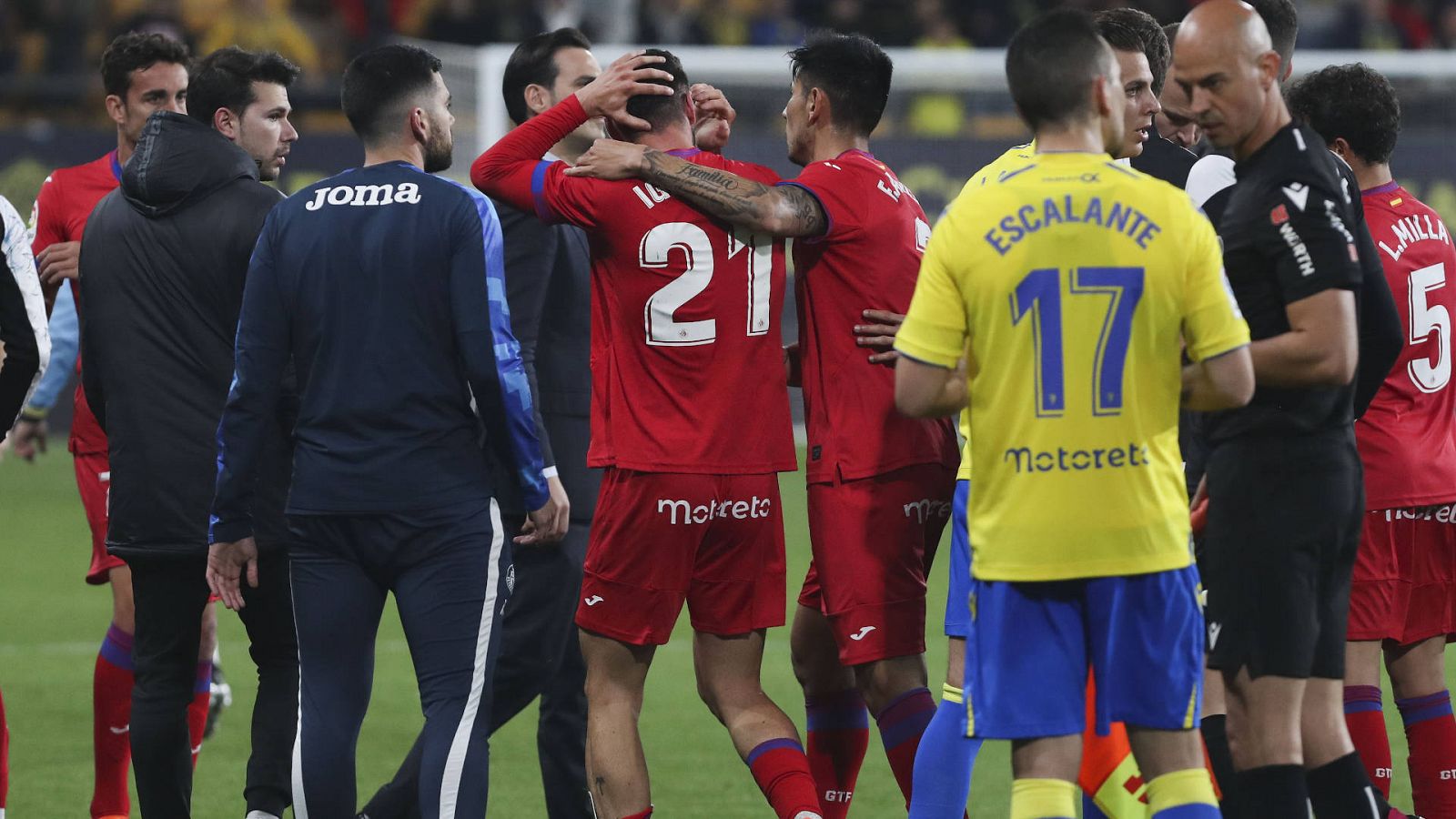 Jugadores, técnicos y miembros del equipo arbitral al término del Cádiz - Getafe