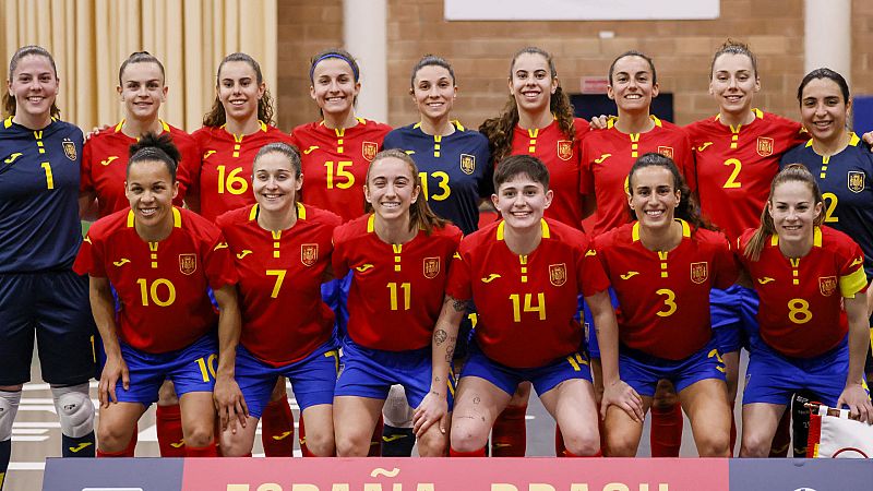 Las jugadoras de la selección española de fútbol sala posan antes de un partido de preparación para la Euro 2023