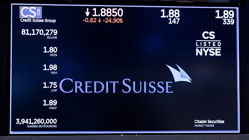 Panel de cotización del Credit Suisse en Wall Street