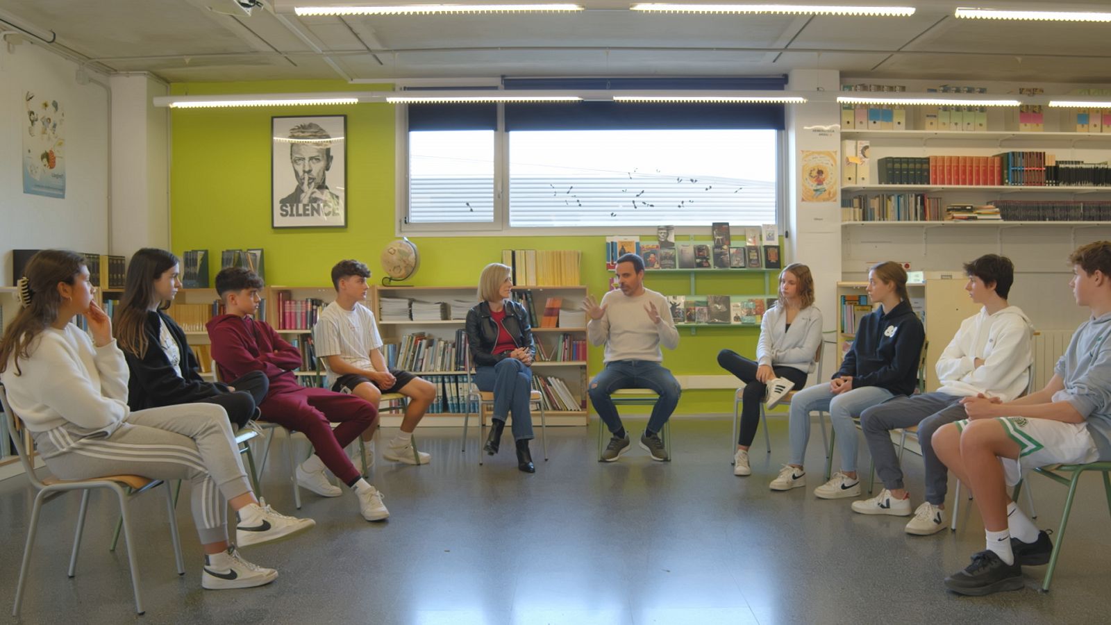 Ana Boadas i Roc Massaguer parlen amb un grup de joves sobre les utilitats i desavantatges de les xarxes socials