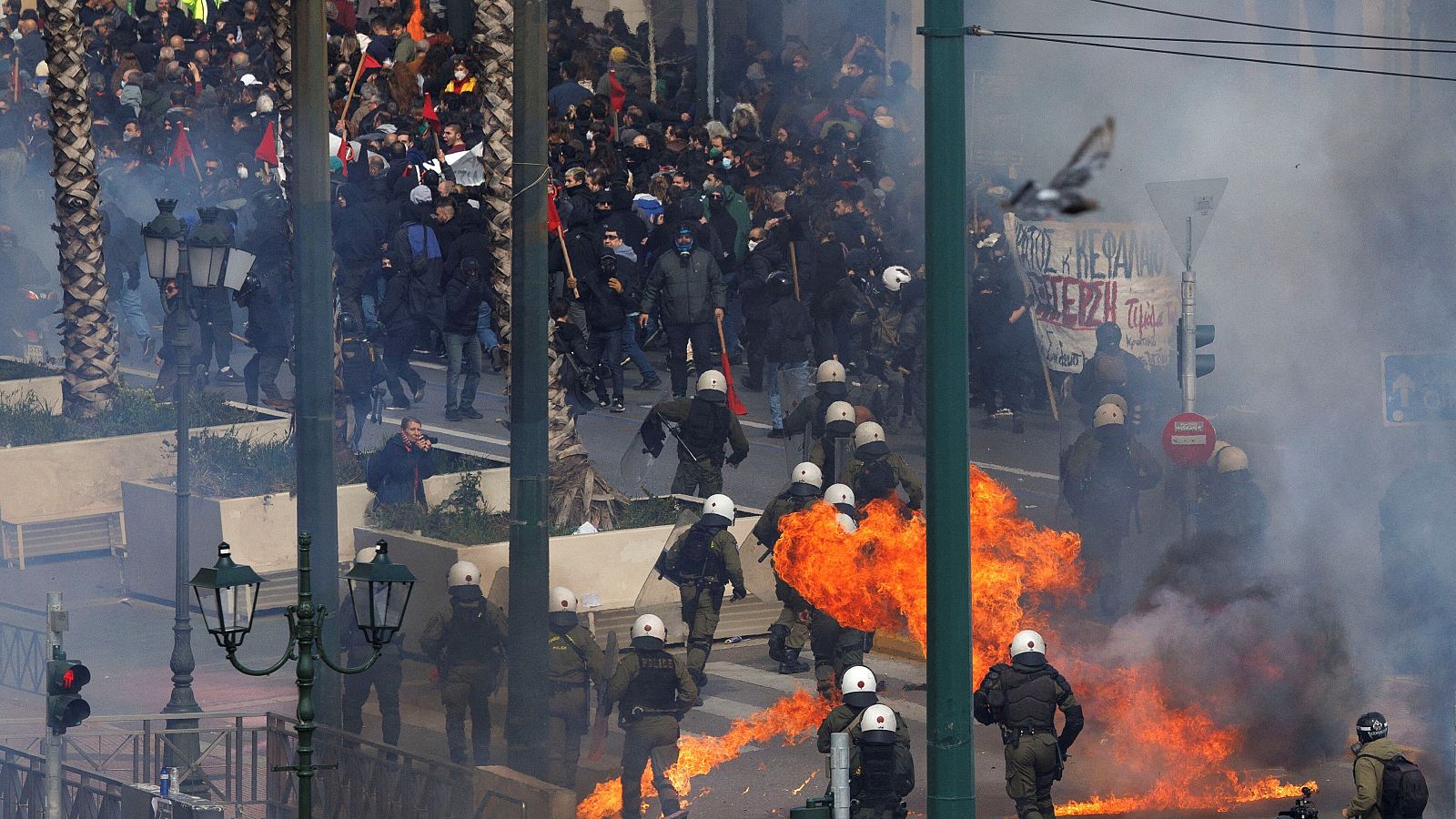 Los manifestantes se enfrentan a la policía antidisturbios en la capital griega