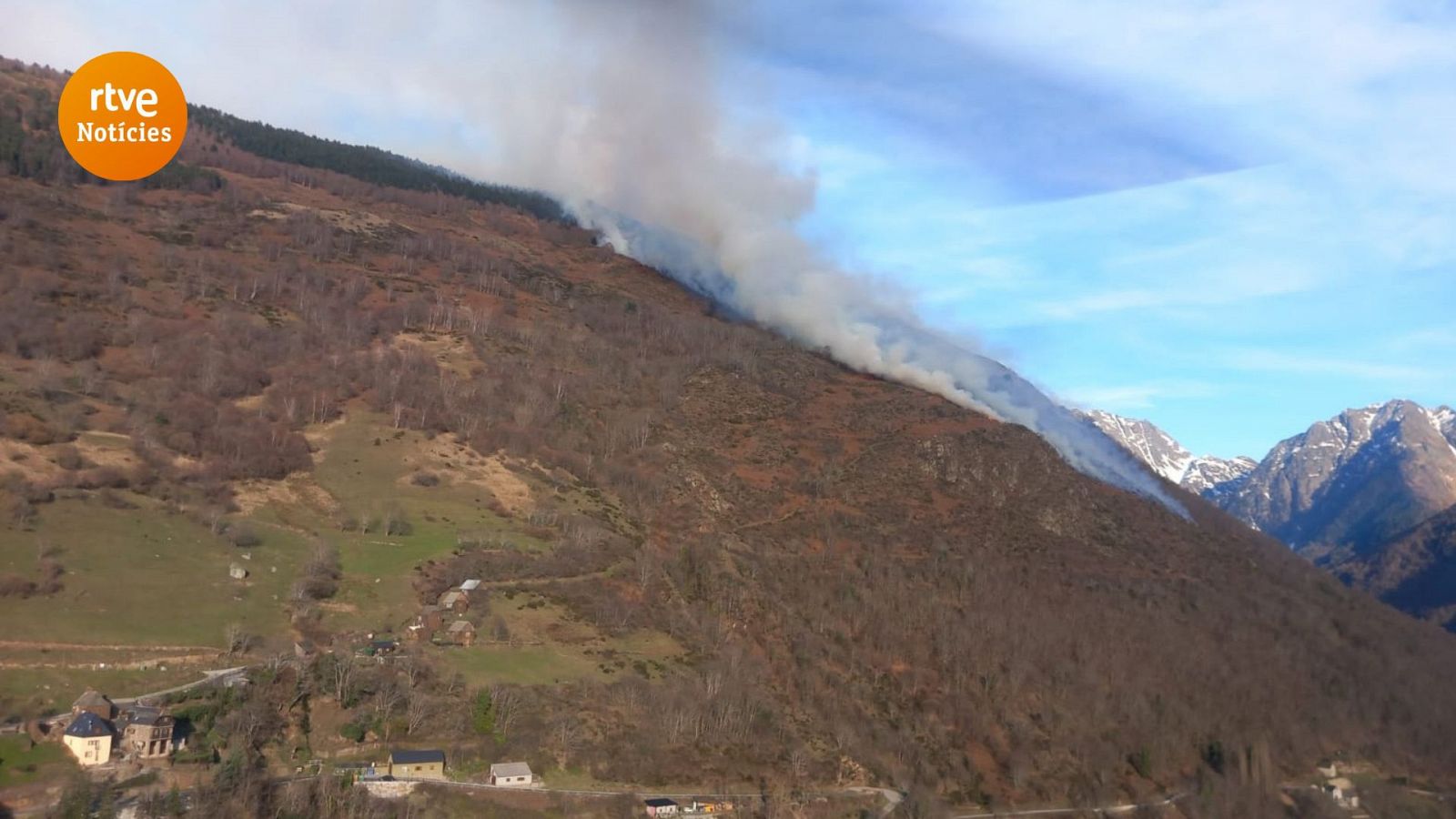 Els Pompiers d'Aran i de la Generalitat treballen en l'incendi declarat al municipi de Canejan