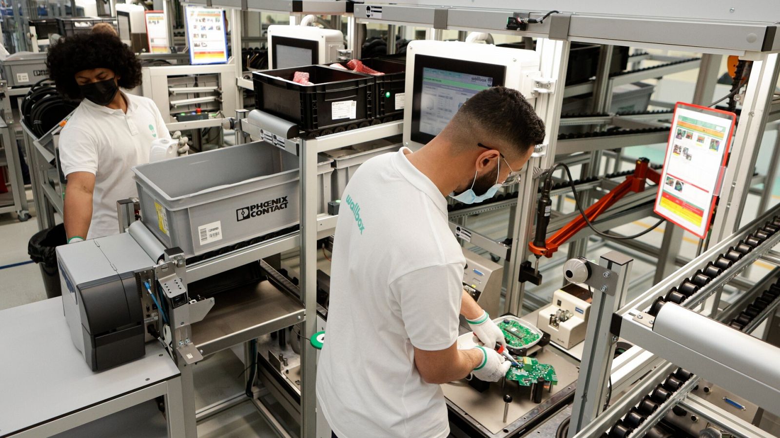 Trabajadores en una fábrica de Barcelona, en una imagen de archivo