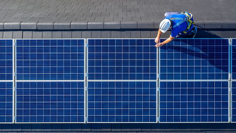 Un instalador de paneles solares