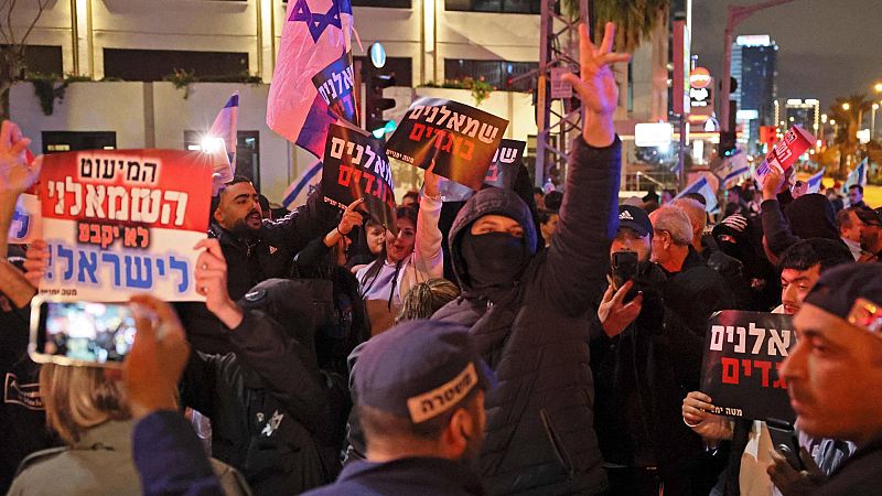 Activistas de grupos extremistas de derecha oponiéndose a las personas que protestan contra Gobierno de Benjamín Netanyahu y la reforma judicial en Tel Aviv, Israel.