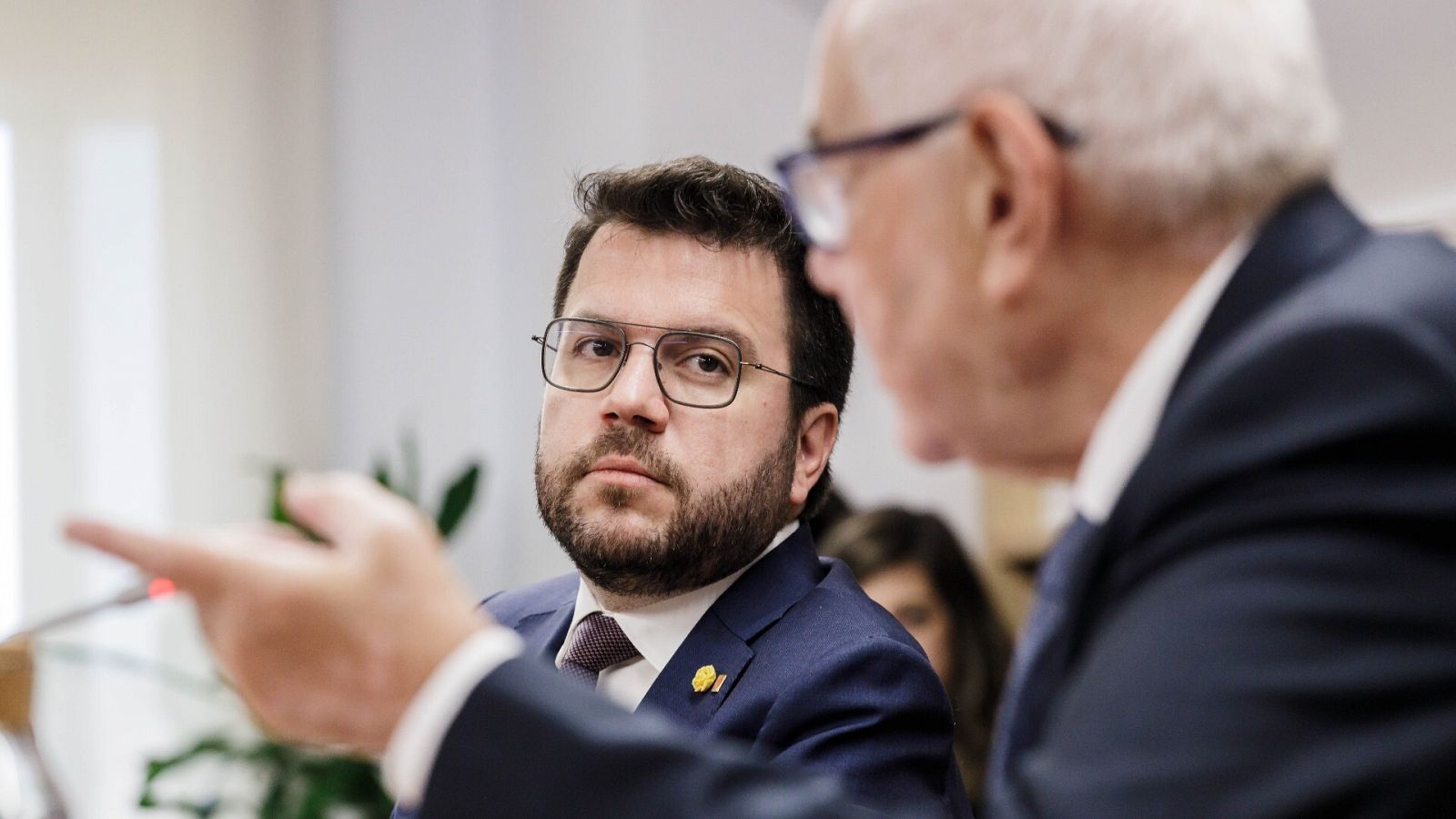 El presidente de la Generalitat de Catalunya, Pere Aragonès, durante una reunión con la comisión de investigación del Parlamento Europeo sobre el caso Pegasus, en la Oficina del Parlamento Europeo