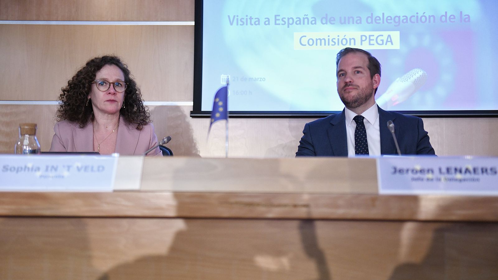 La miembro del Grupo Renew Europe, Sophia In 'T Veld, y el presidente de la comisión de investigación de la Eurocámara sobre el uso de Pegasus, Jeroen Lenaers,