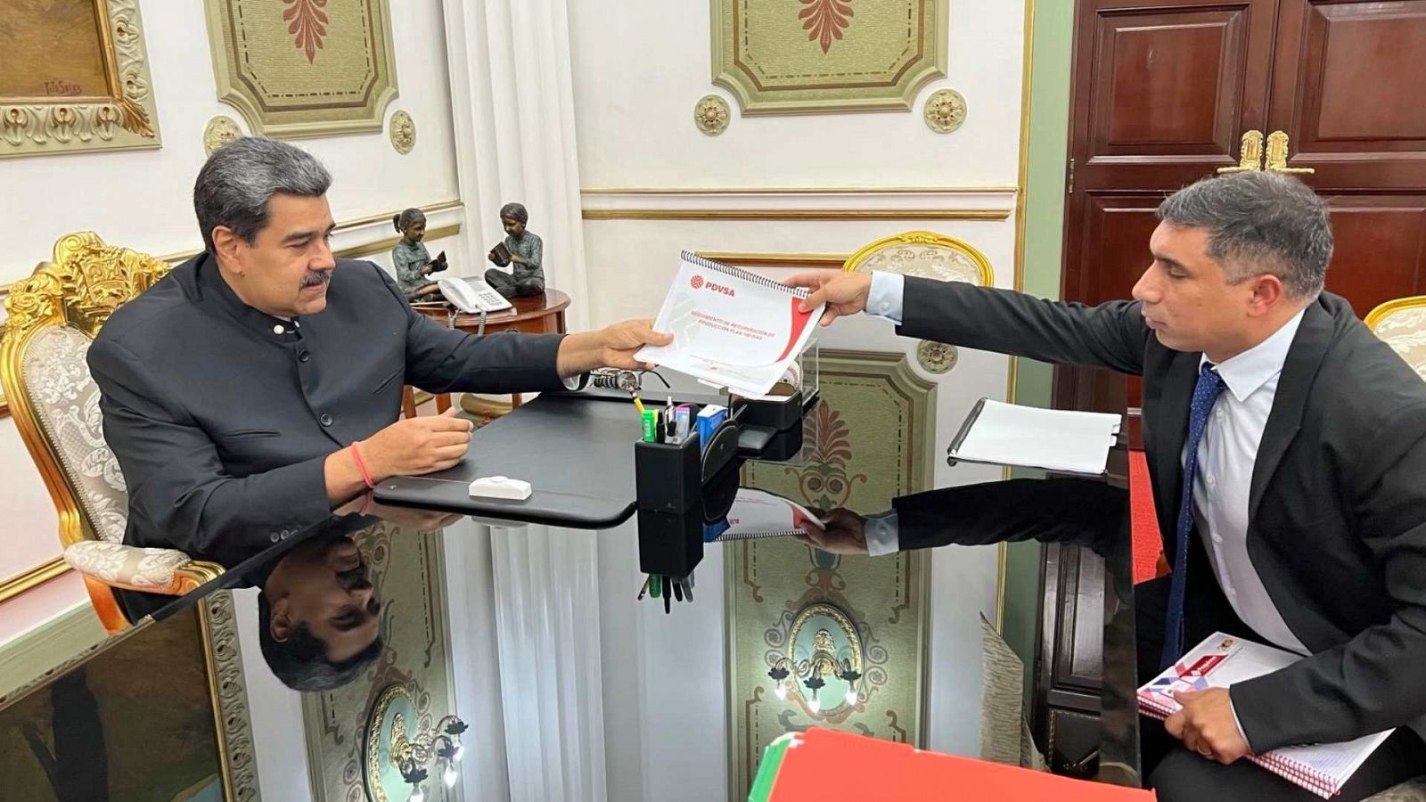 El presidente de Venezuela, Nicolás Maduro, con el presidente de PDVSA, Pedro Tellechea.