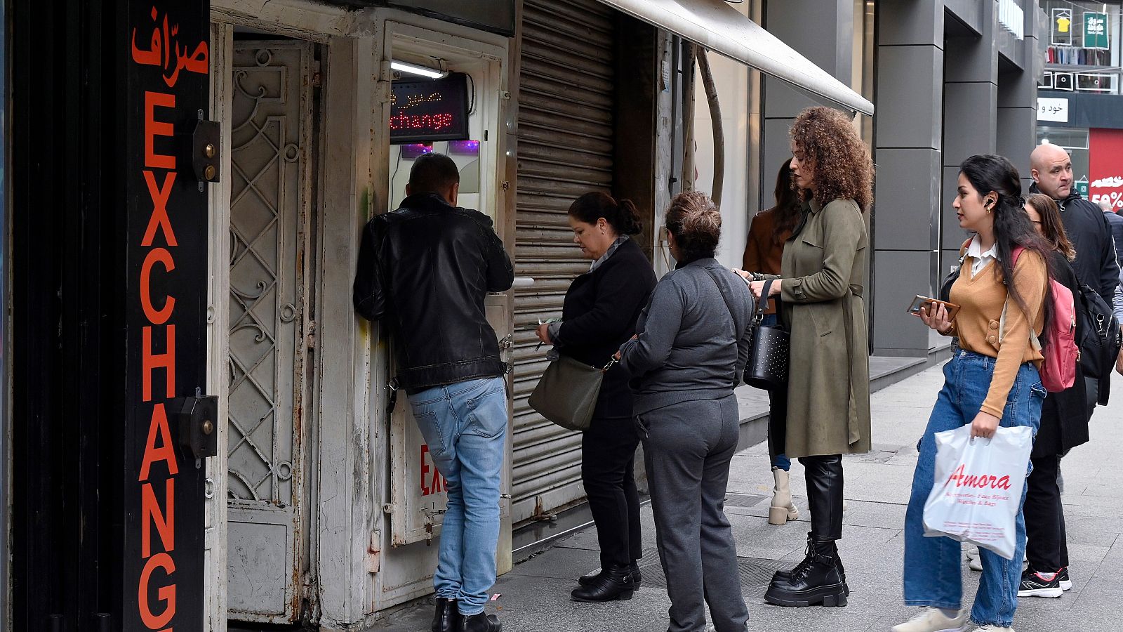 Un grupo de personas espera para cambiar dinero este miércoles en una tienda de cambio de Beirut, Líbano