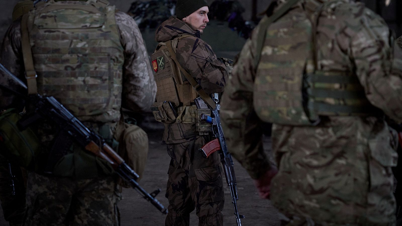 Un soldado ucraniano sujeta un arma en Bajmut