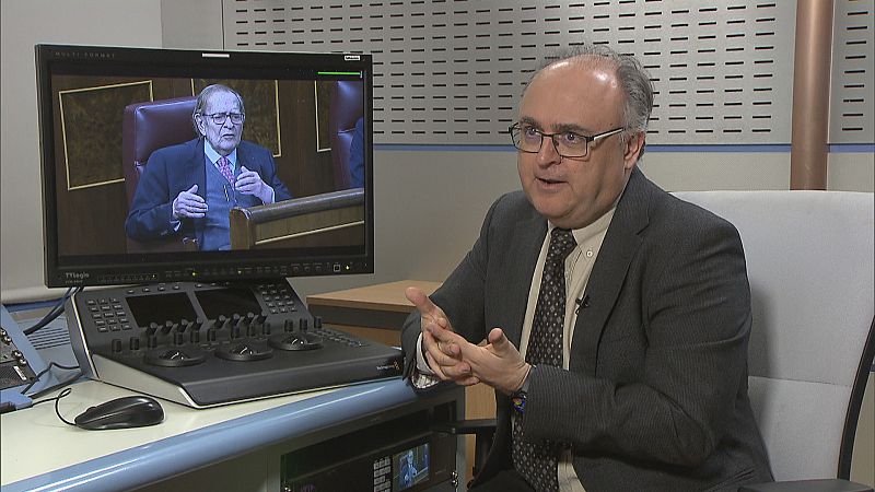 Experto en comunicación no verbal en una cabina de montaje de RTVE.