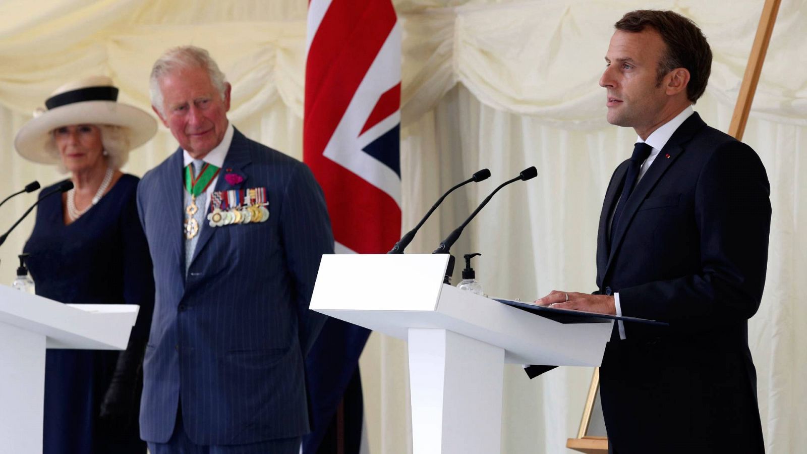 Imagen de archivo: el entonces príncipe Carlos (hoy rey Carlos III) y su esposa Camilla, junto al presidente francés, Emmanuel Macron, en un acto en Londres en junio de 2020. Foto: Jonathan Brady/Pool via AP