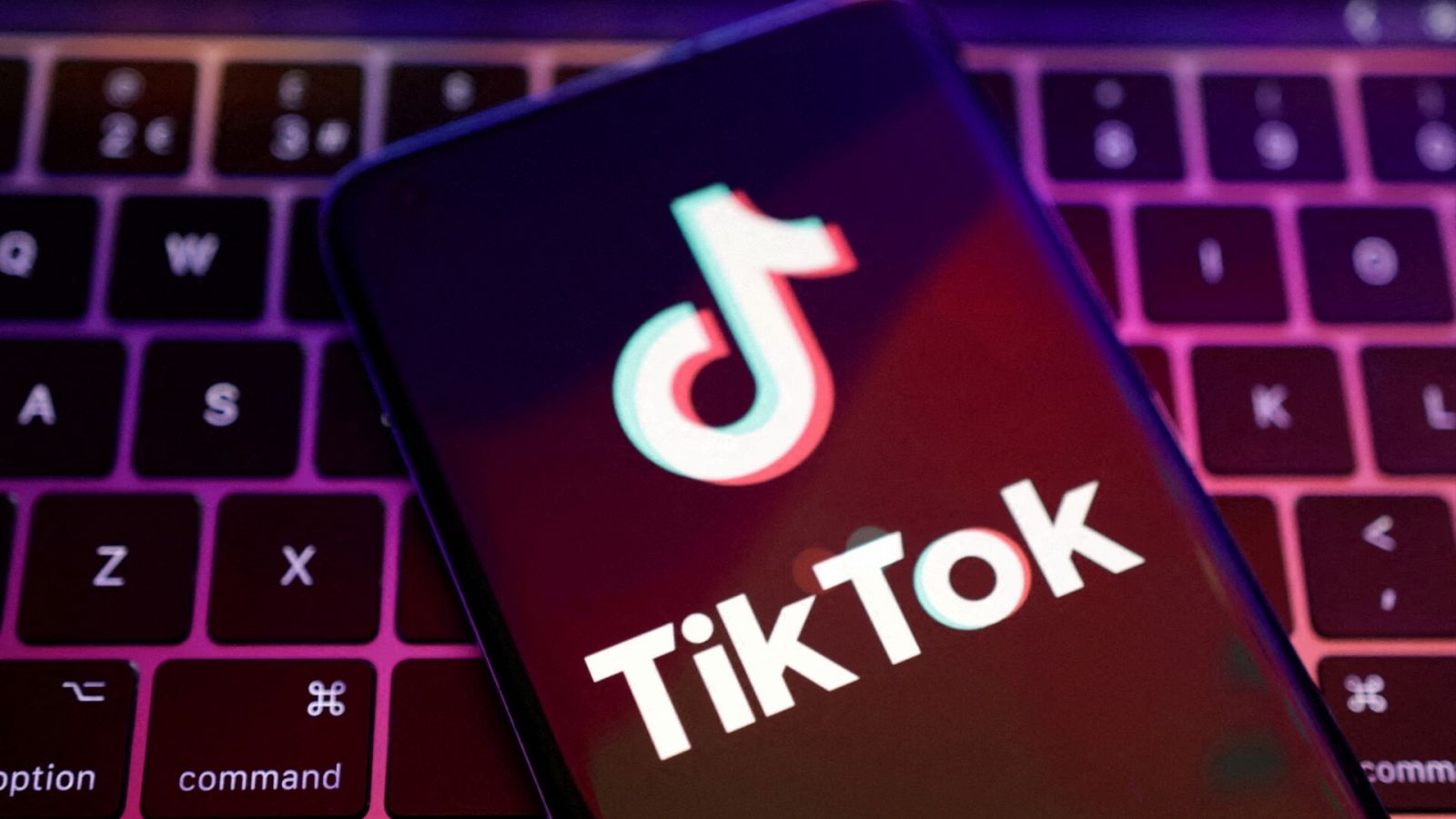 El logotipo de TikTok en la pantalla de un teléfono móvil