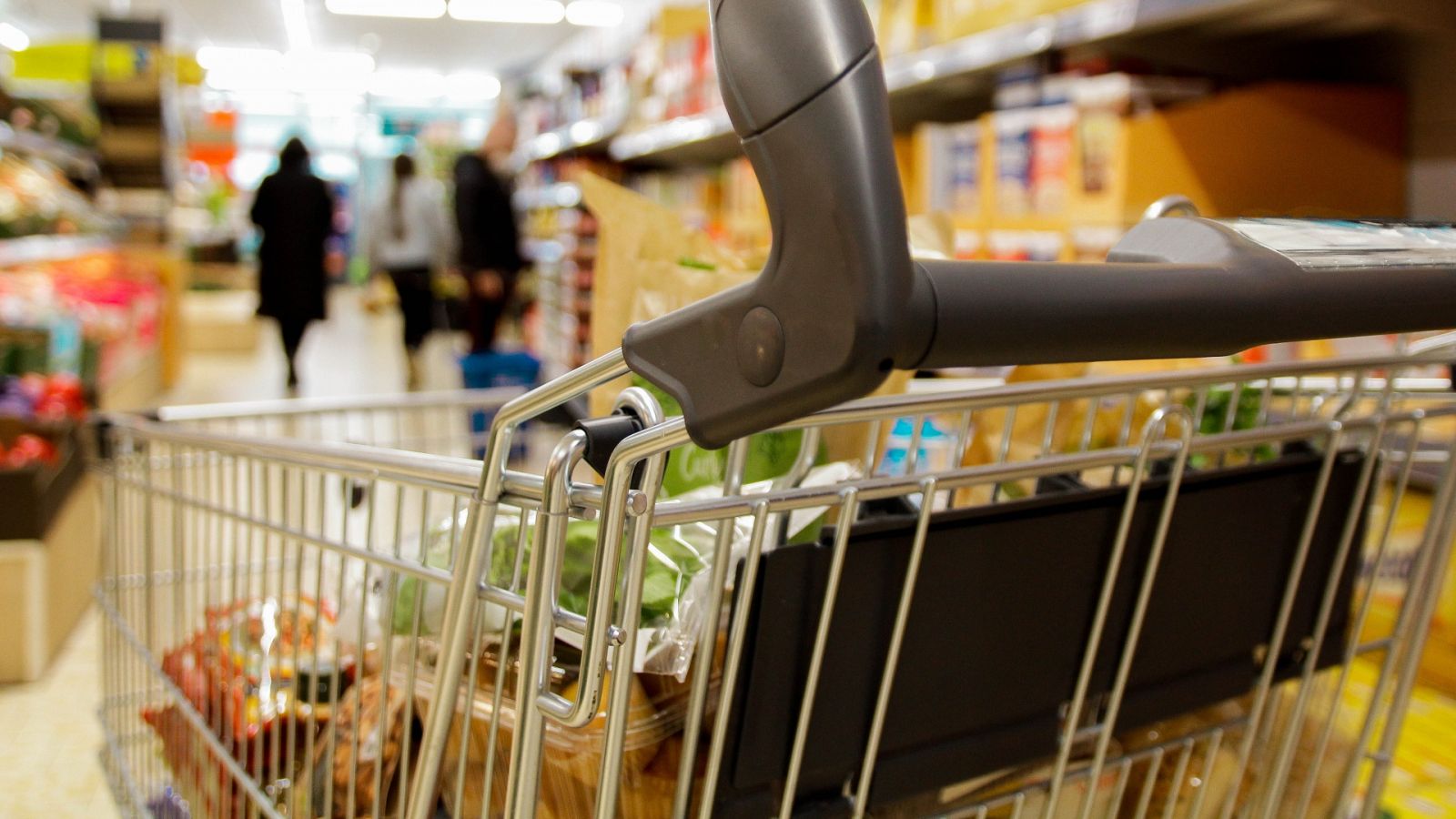 Un carro de la compra en un supermercado