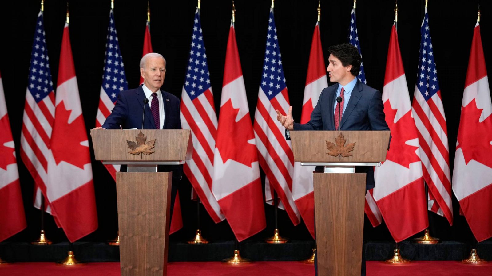 Imagen de la rueda de prensa conjunta de Trudeau y Biden (i).