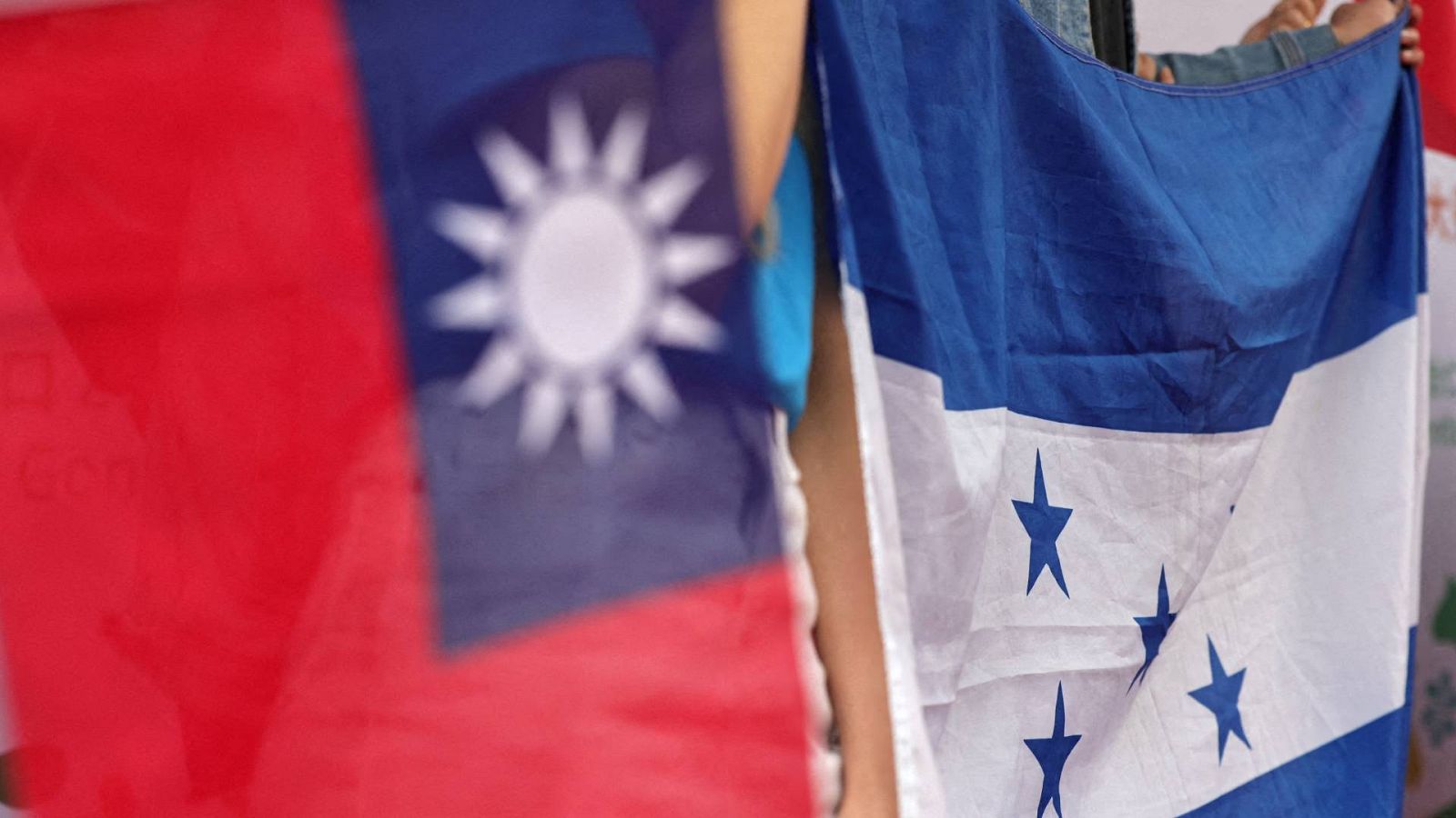 Imagen una bandera de Honduras (d) y una de Taiwán.