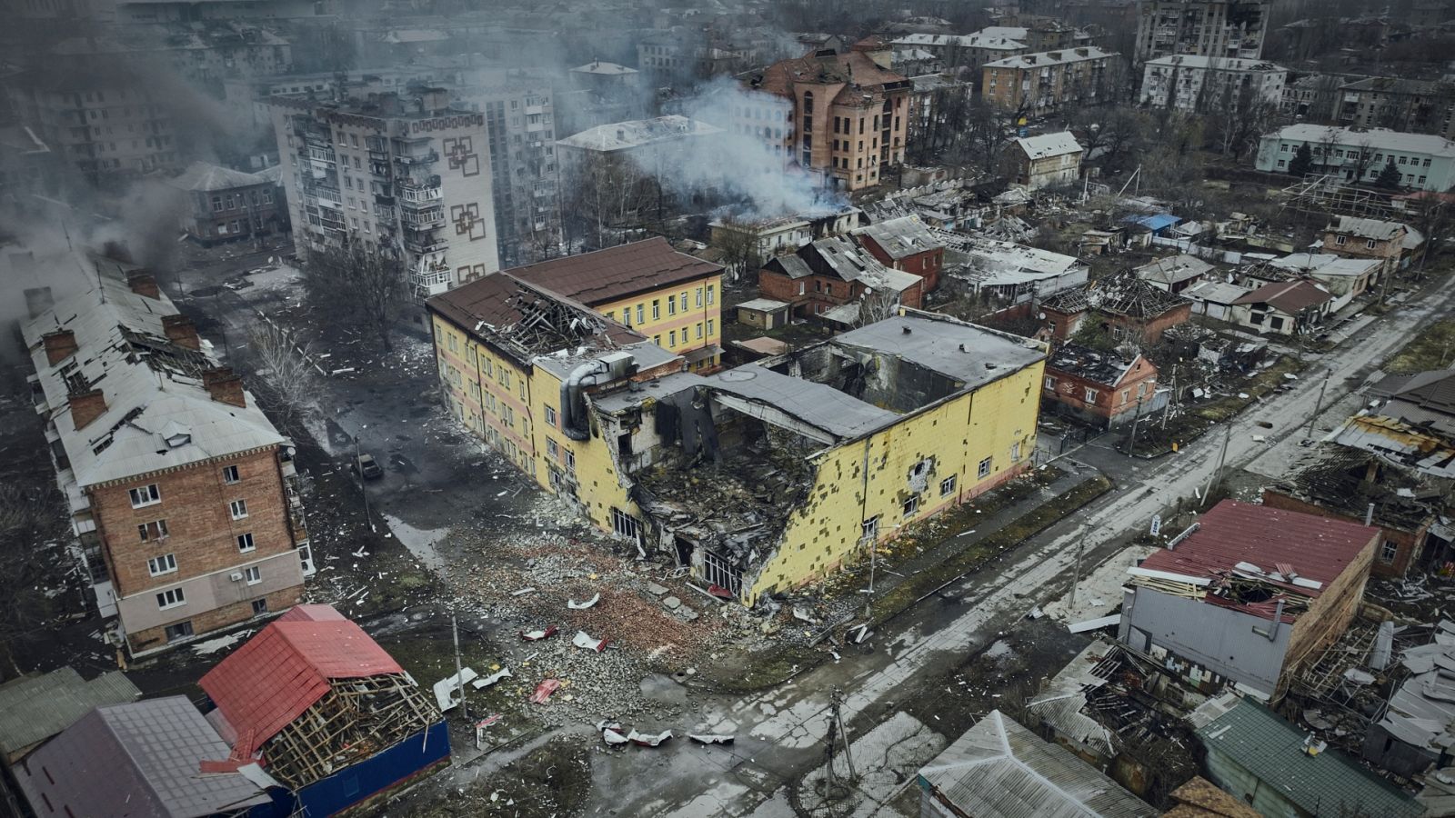 Vista aérea de Bajmut, donde se aprecia la destrucción por la guerra