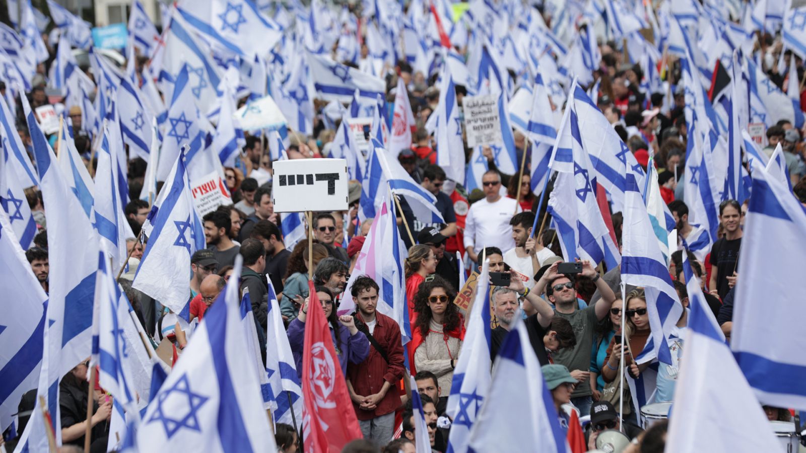 Los manifestantes se reúnen frente a la Kneset antes de las protestas masivas en Jerusalén contra la reforma del sistema judicial