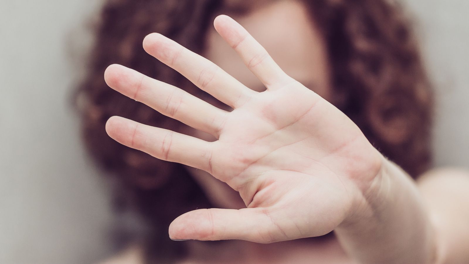 Una mujer levanta la mano en un gesto contra la violencia machista