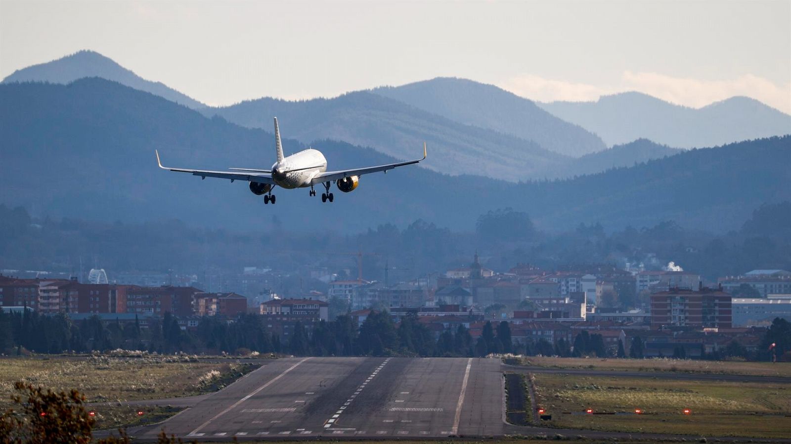 Un avión aterriza en el aeropuerto de Loiu en Bilbao