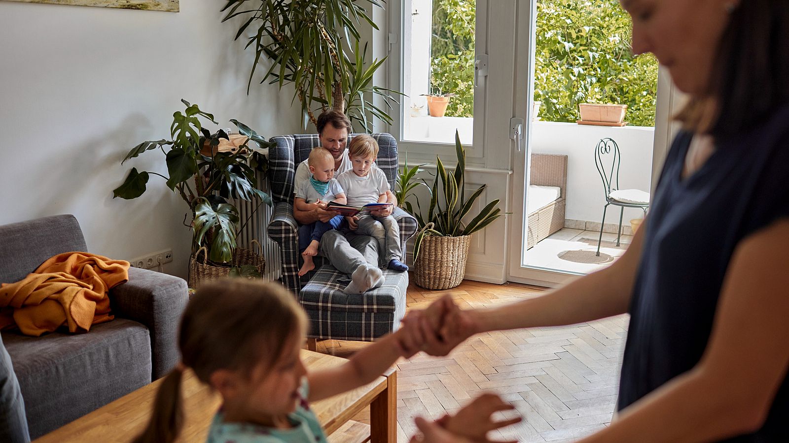 Una familia de cinco miembros en el salón de su casa