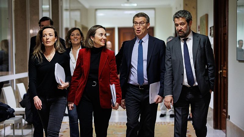 La portavoz del PP en el Congreso, Cuca Gamarra; el presidente del Partido Popular, Alberto Núñez Feijóo, junto a otros diputados del PP
