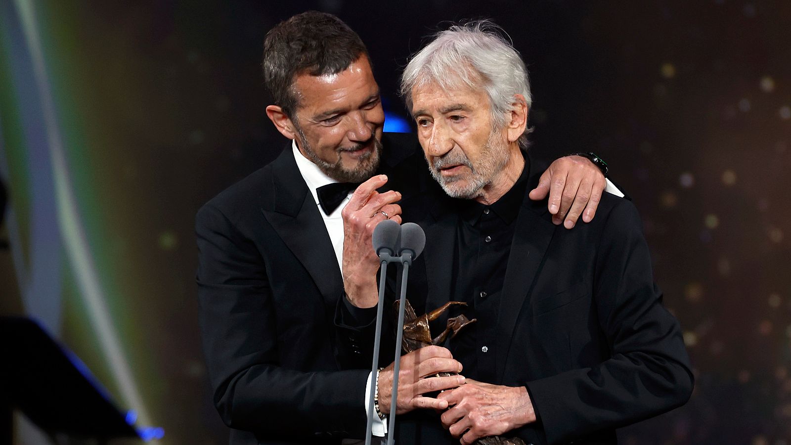 Antonio Banderas recibe de José Sacristán el galardón como Mejor Actor de Teatro Musical por su papel en 'Company'