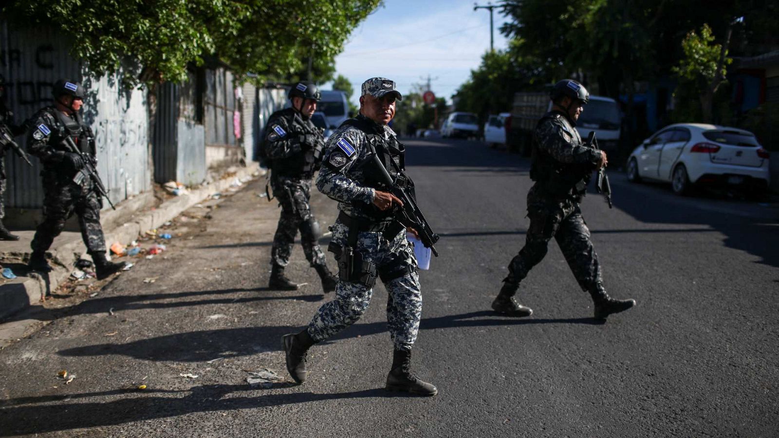 Policías participan en una patrulla antipandillas en Soyapango, El Salvador, tras un año de estado de excepción.