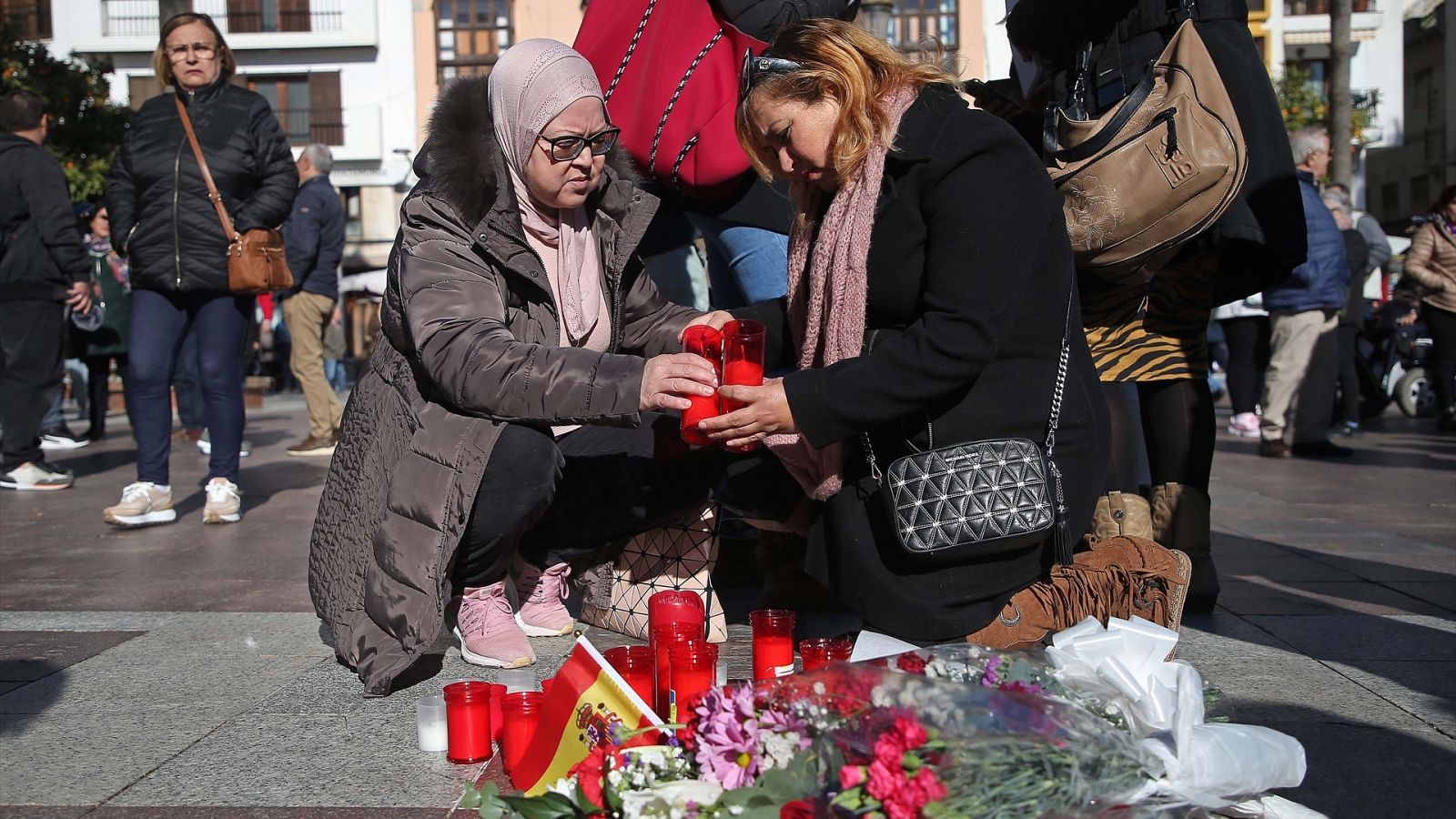 Vecinos depositan velas y flores como una muestra de dolor ante el ataque en Algeciras