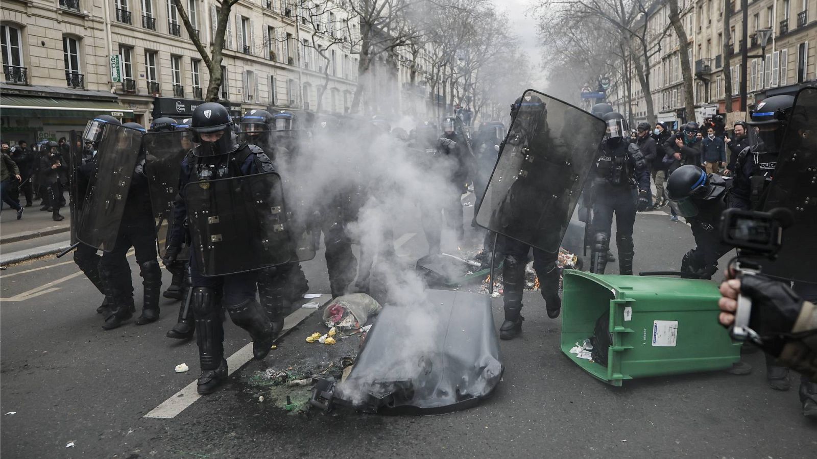 La policía antidisturbios asegura su posición durante una la jornada de protestas en París, Francia