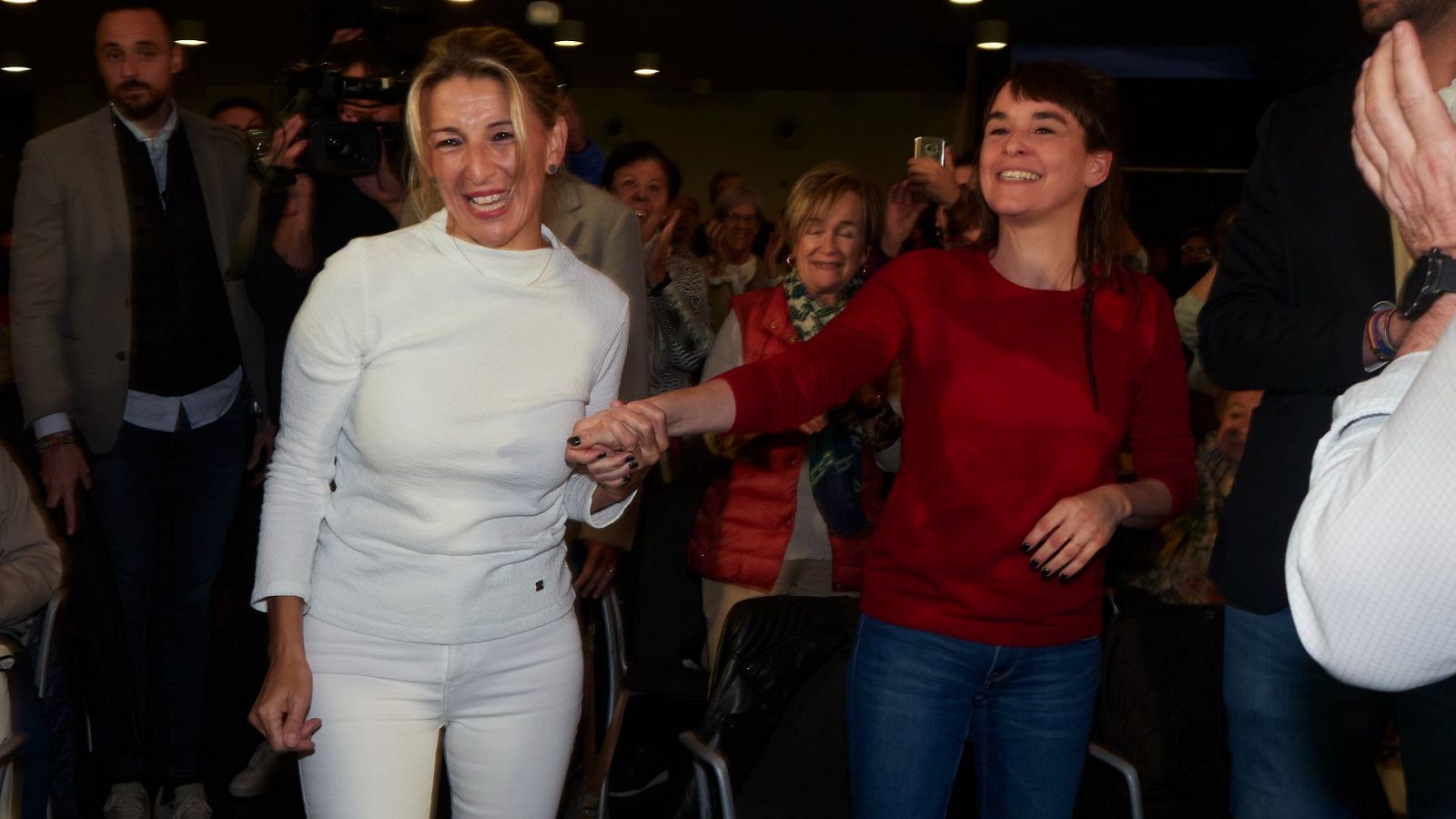 La vicepresidenta segunda y ministra de Trabajo y Economía Social, Yolanda Díaz (i), saluda a la coordinadora autonómica de Podemos en Navarra, Begoña Alfaro (d),