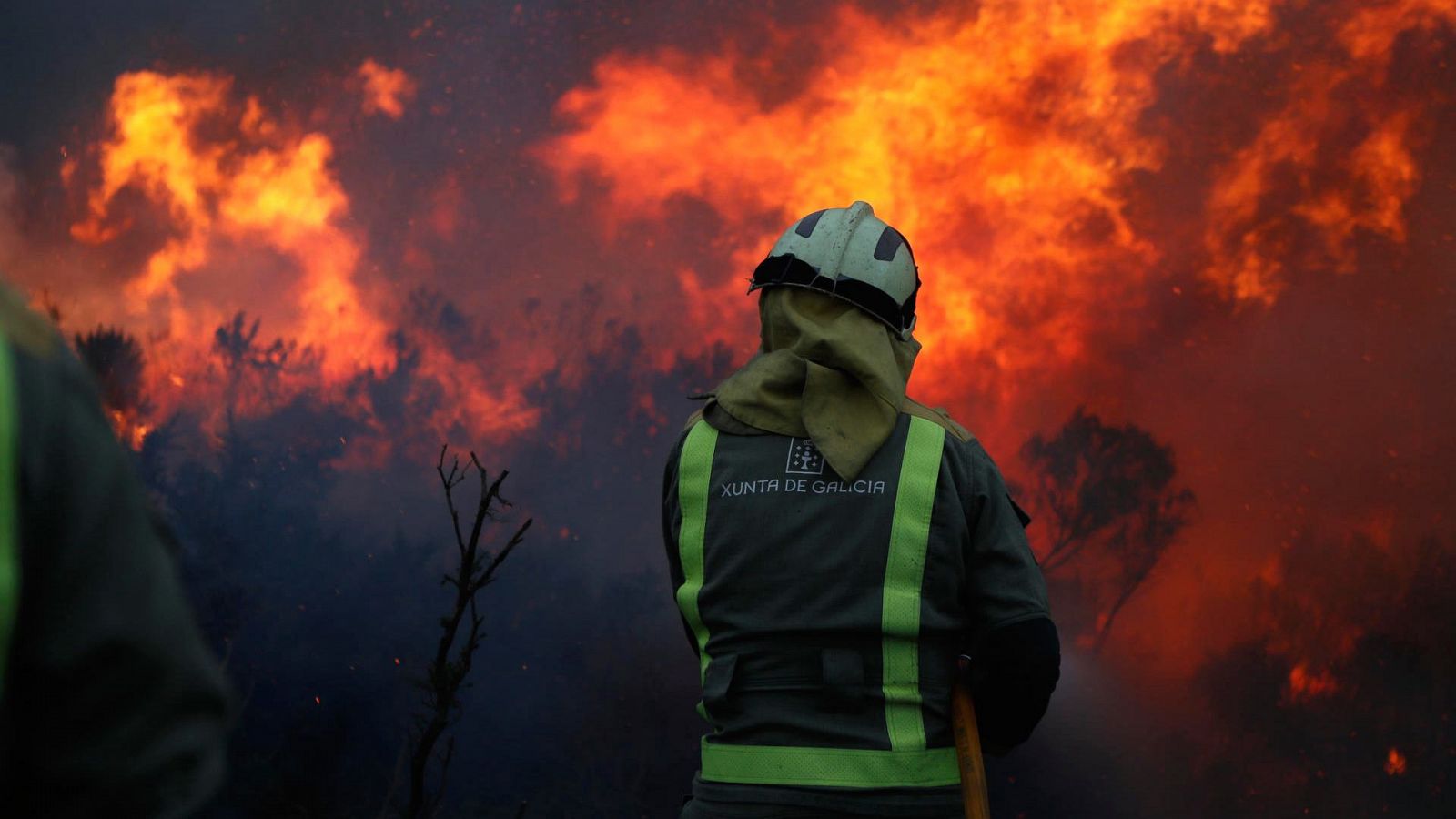 Los bomberos de la Xunta trabajan para controlar el incendio de Baleira, Lugo.